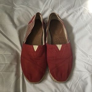 TOMS | University Classic Red Stripe 8.5 Wms